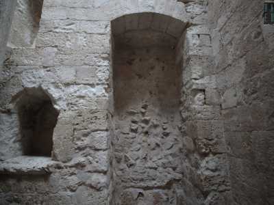 ...delle nicchie che un tempo ospitavano statue e due semipilastri con pennacchi